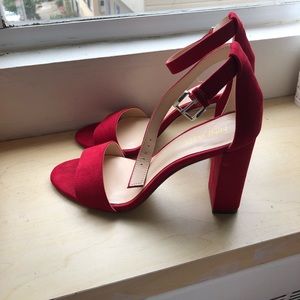 ⭐️SIZE 7 RED HEELS⭐️
